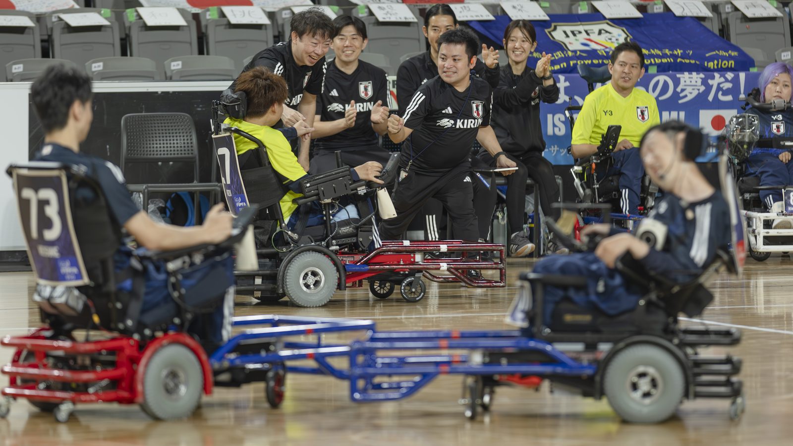 ゴールを喜ぶ日本代表の選手とベンチのスタッフ